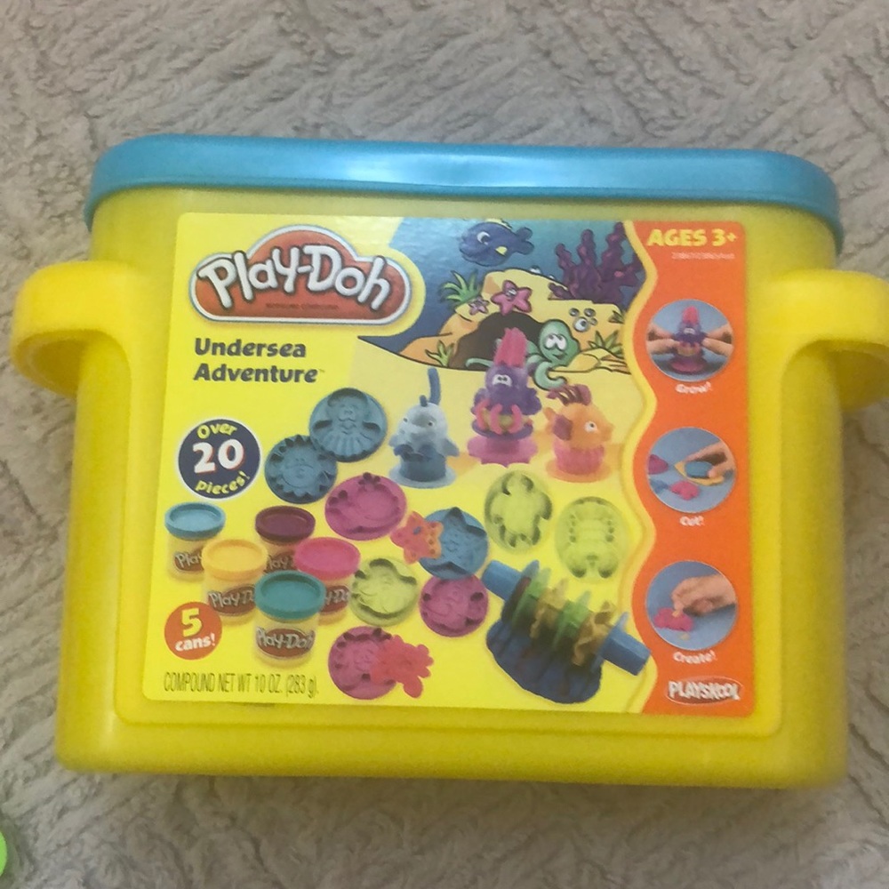 PlayDoh Undersea Adventure bucket PLUS many extra pieces